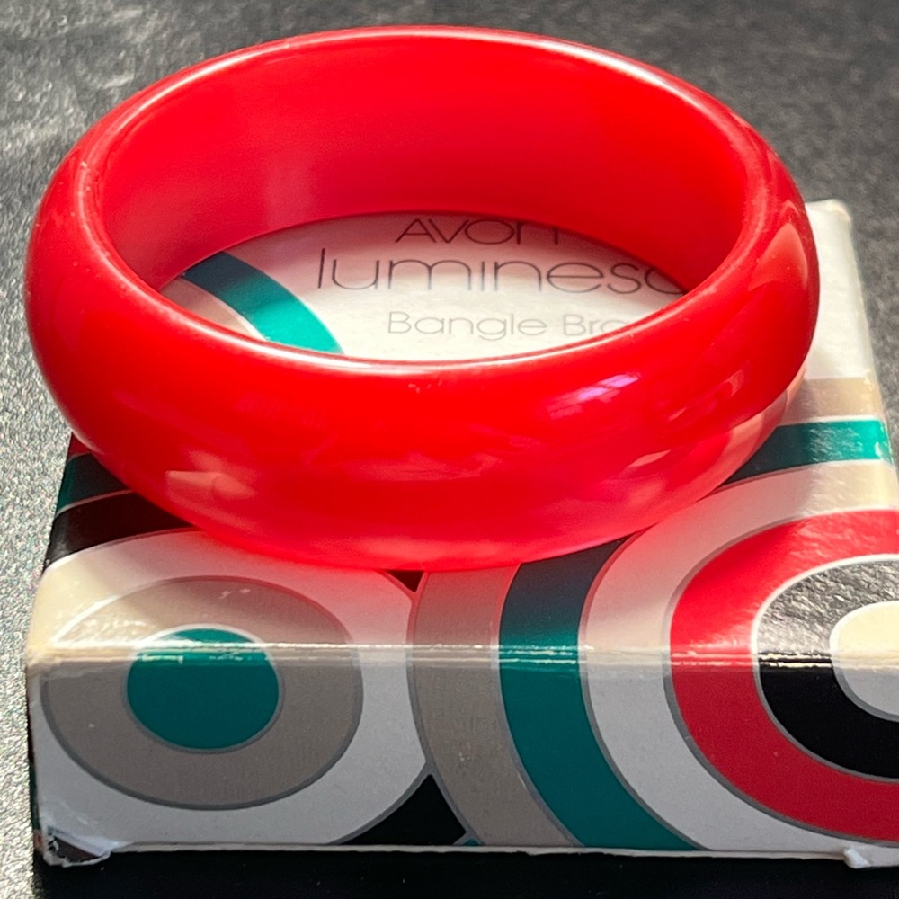 Avon 1977 Vintage Lucite Luminesque Pearl Red Retro Bangle Bracelet